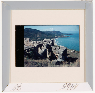 Vorschaubild Cefalù: Tempel der Diana auf dem Burgberg und Blick auf die Küste nach Westen (Foto 1965) 